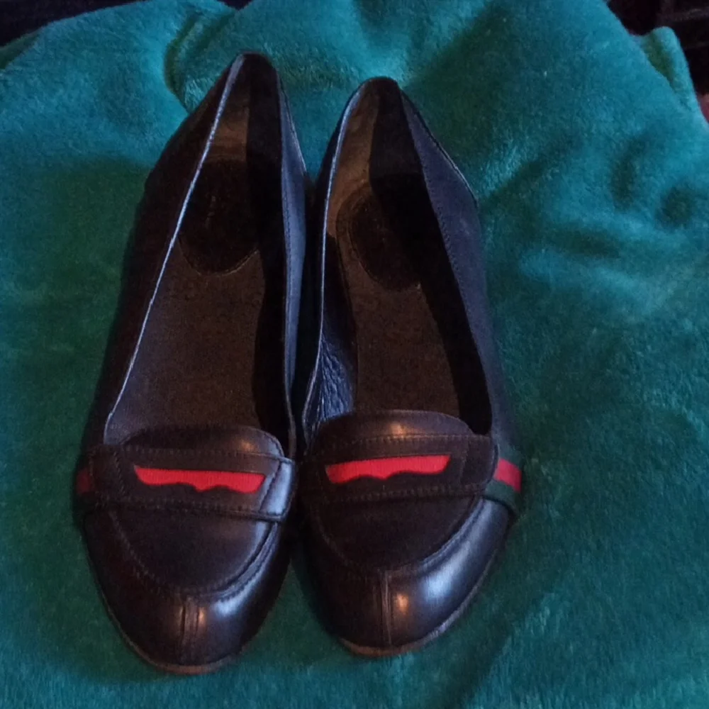 Gucci Black Leather Flats with Red and Green Accent 7.5
